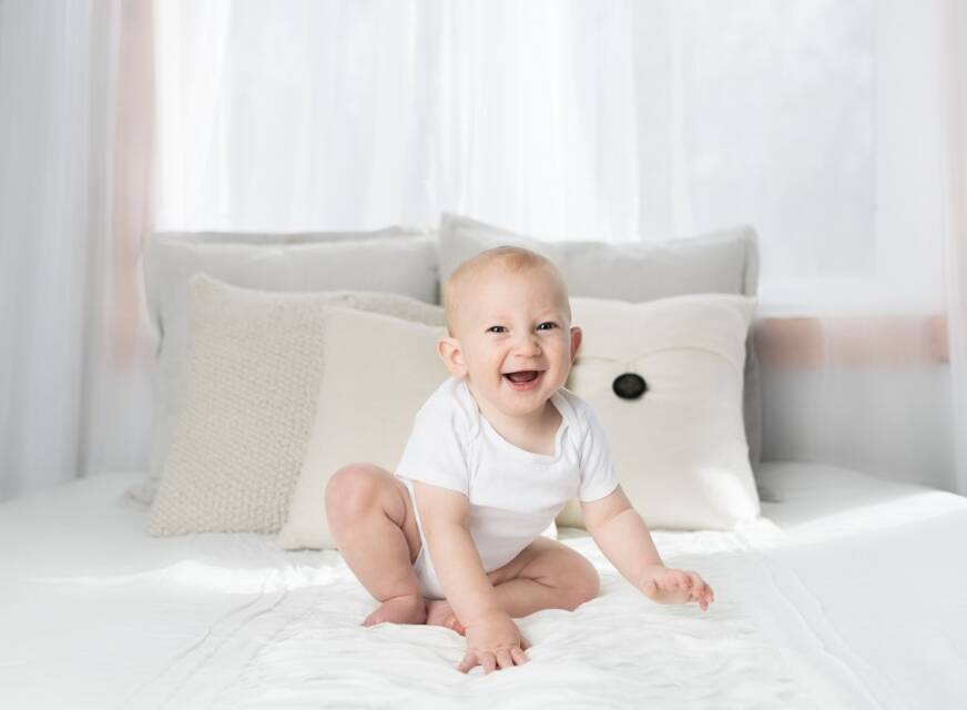 Baby auf Bett